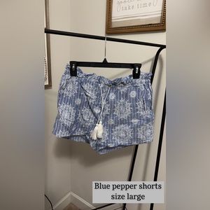 Blu pepper blue and white shorts size large.